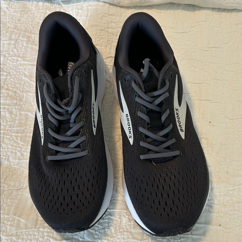Brooks GHOST 16 Black Gray and white athletic shoes